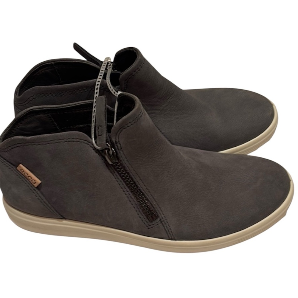 NWT ECCO Women’s Dark Gray Chukka Boots zip suede shoes booties 36 5